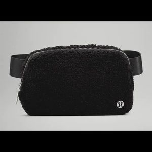 LULULEMON Fleece wear everywhere bag